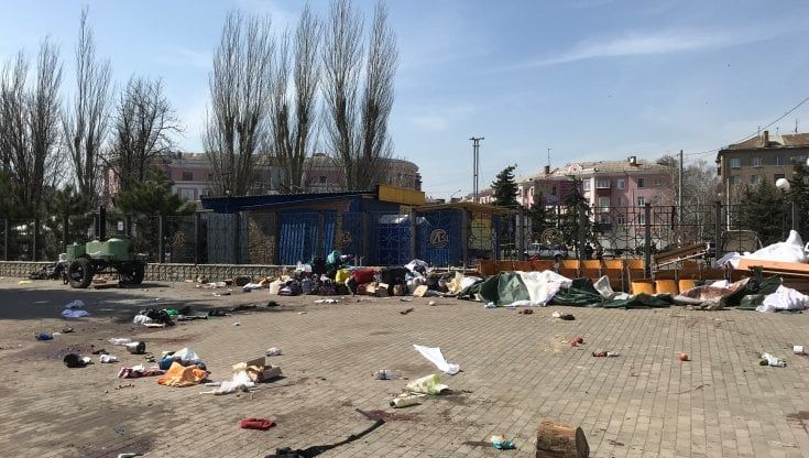 Missili sui civili in fuga, è strage alla stazione di Kramatorsk. Biden: “Mosca atroce”
