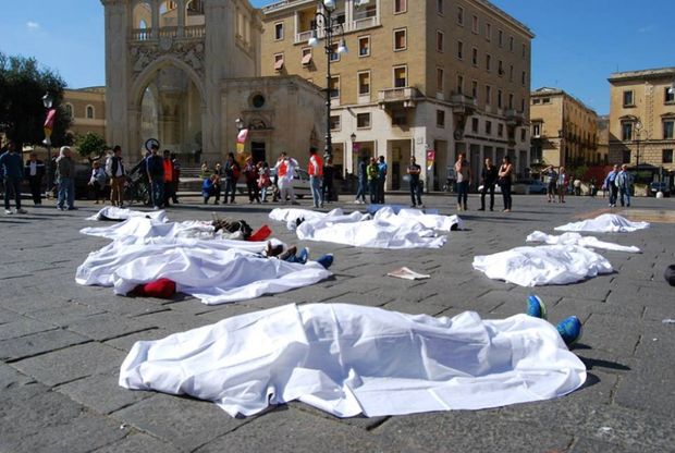 "Per i nostri fratelli morti",<br />quelle salme in piazza a Lecce