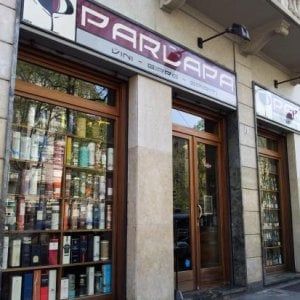 Quelle mille bottiglie che riempiono gli scaffali dell'Enoteca Parlapà