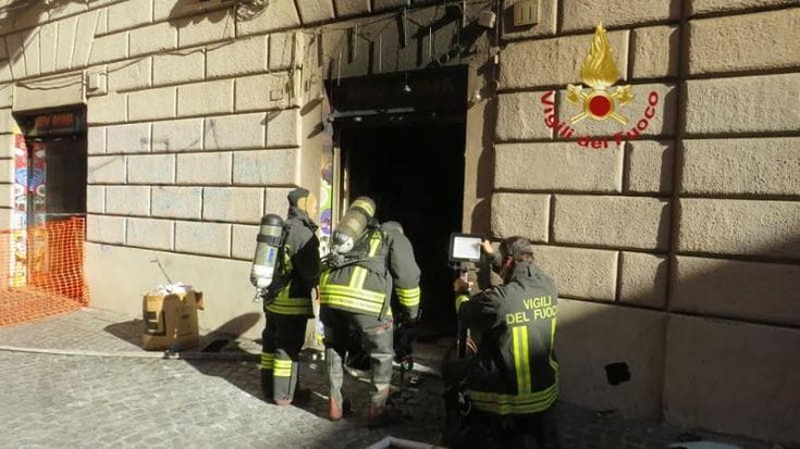 Esquilino, nuovo incendio nel negozio di telefonia già in fiamme: evacuato l’intero palazzo