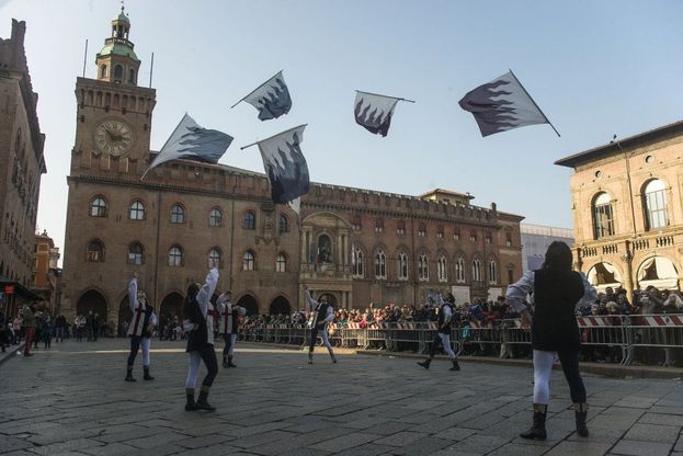 Bologna, che festa in piazza con Balanzone