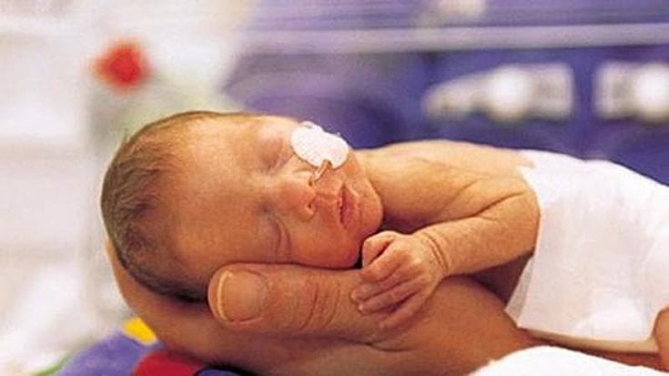 Bambini prematuri, il vuoto normativo che non garantisce alcun sostegno ai genitori