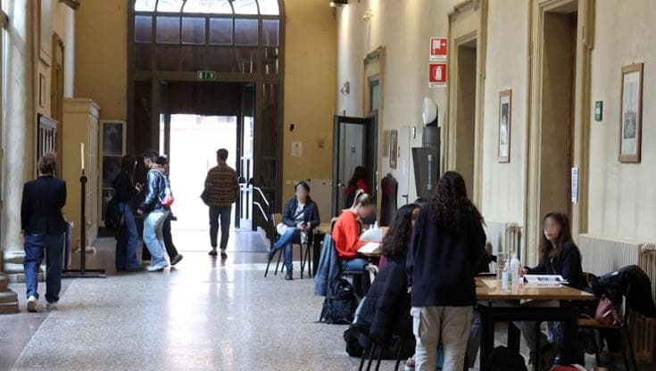 L’Accademia di Modena al Minghetti, la protesta degli studenti: “Il liceo non si arruola”