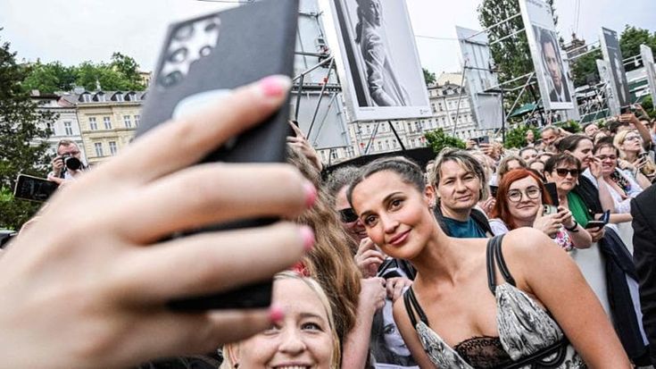 Alicia Vikander, cinema e femminismo: “Non serve essere belle e potenti, servono ruoli straordinari”