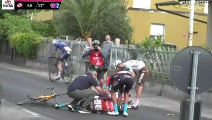 Giro, cadute e polemiche: "L'Uci si occupi dei percorsi pericolosi, non delle borracce"