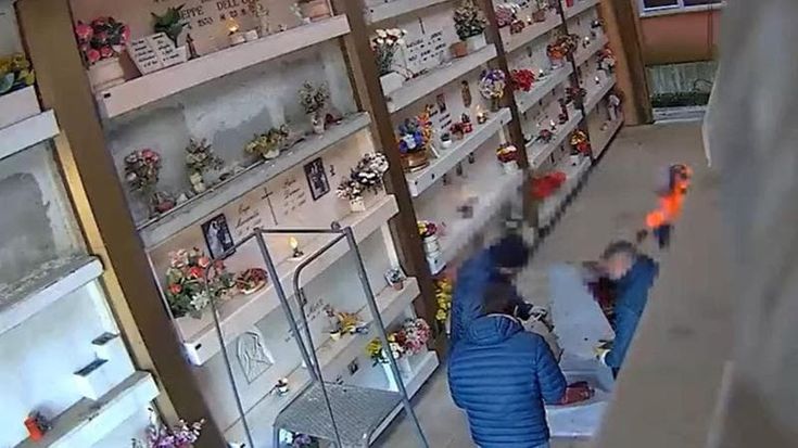 Salme fatte a pezzi per svuotare i loculi, spunta la pista dei soldi in nero: “L’ossario costa meno”