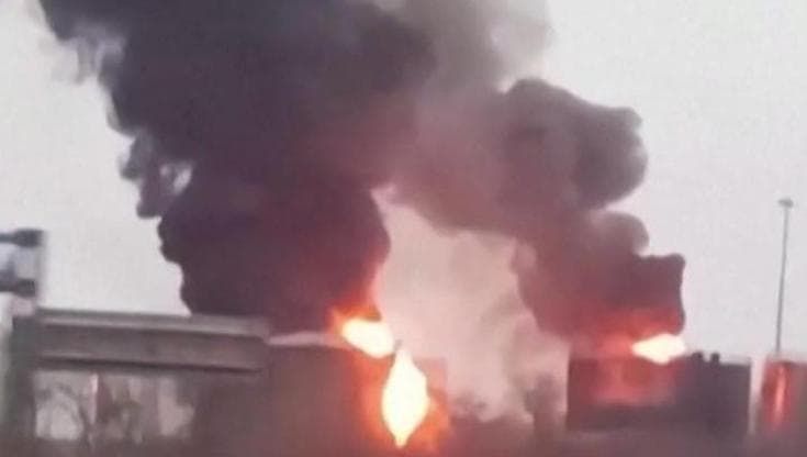 Droni ucraini su Rostov, iI deposito petrolifero in fiamme: le immagini di un automobilista