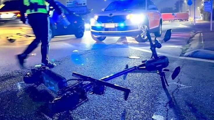 Travolto da un’auto mentre è sul monopattino, muore ragazzo di 16 anni: era senza casco e senza luce