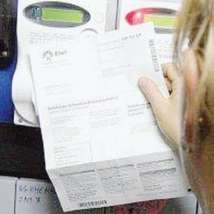 Energia sospesa, la beneficenza si fa con le bollette: "Doniamo ai poveri energetici"