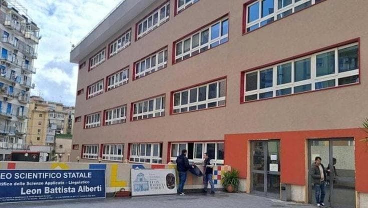 Napoli, carabinieri contro le occupazioni a scuola: fermato un tentativo al liceo Alberti