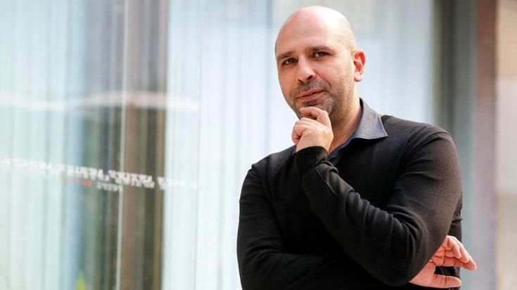 Zalone, è iniziato il “Buen camino”: Checco influencer tra pop art e kitsch