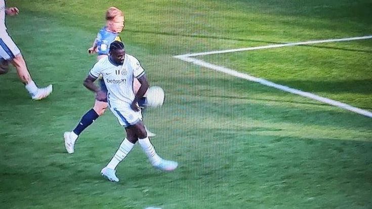 Il gollonzo dell’interista Marcus Thuram e lo sguardo incredulo del padre Lilian in tribuna