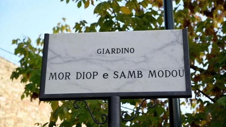 Danneggiata la targa che ricorda i senegalesi uccisi in piazza Dalmazia