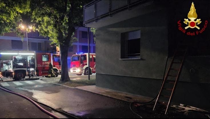 Lucca, il racconto dell’incendio nella notte: due morti e tredici feriti nel palazzo