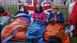 Royal Wedding, la notte dei fan in strada
