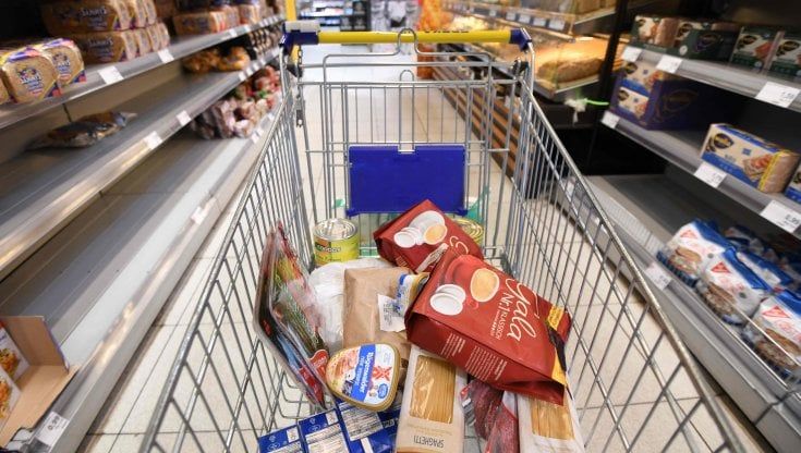 Confcommercio, allarme sul caro-prezzi. "Con una fiammata si rischia di perdere 5,3 miliardi di consumi"