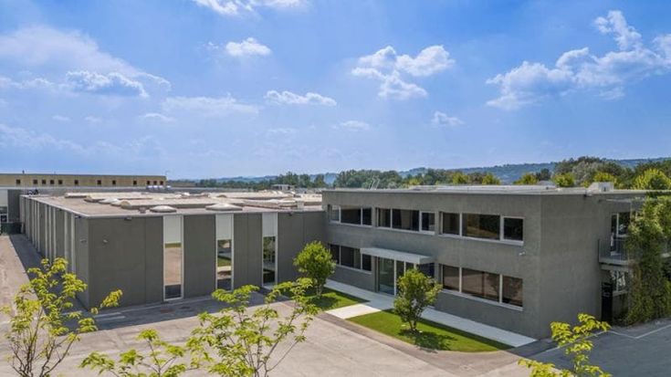 Maglieria, Prada svela il suo cuore produttivo di Torgiano. Guerra: “All’Italia serve un piano ‘Retail 3.0’”