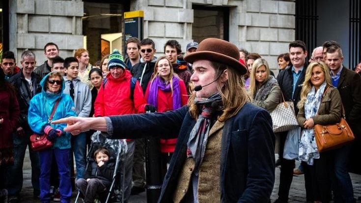 Covent Garden, i residenti disperati per il caos reclamano una stretta sugli artisti di strada. Ma è rivolta: “Violenza culturale”