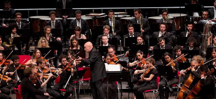Russell Davies sul doppio binario tra Stravinsky e Philip Glass