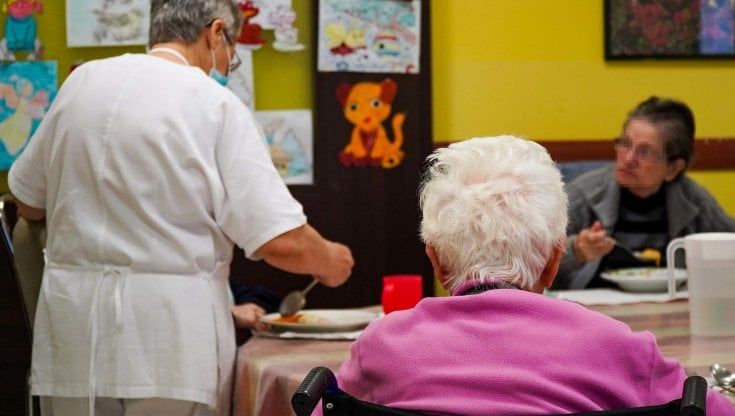 Coronavirus, contagi nella casa di riposo a Formia: operatori e ospiti 'prigionieri' all'interno della struttura