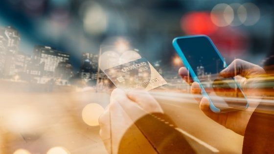 Offerte telefoniche, troppi costi nascosti: Authority all'attacco degli operatori