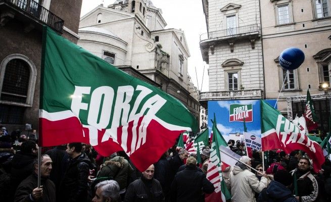 Berlusconi, s&igrave; alla decadenza in piazza sit-in pro e contro: 11 fermati