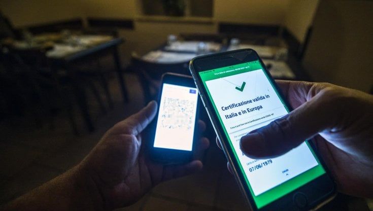 Mascherine e controlli, la stretta di Natale: sindaci pronti a firmare. Ma non tutti