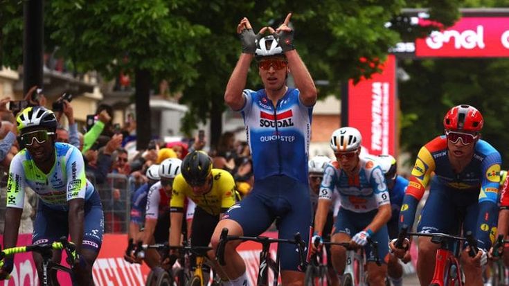 Giro, Merlier vince in volata su Jonathan Milan a Fossano. Ma lo spettacolo è ancora Pogacar
