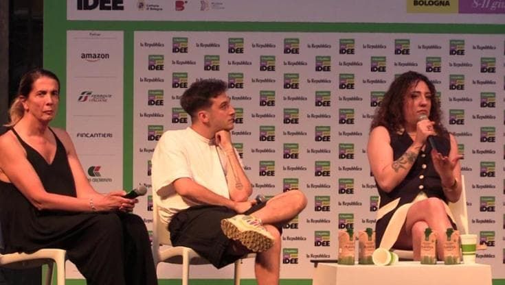 Repubblica delle Idee 2023, Luce: "Io faccio politica su Tinder, ho 15GB di screenshot che mostrano lo stato del paese"
