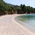 Grecia, nuovi divieti di lettini e ombrelloni: crescono le spiagge senza “impatto dell’uomo”