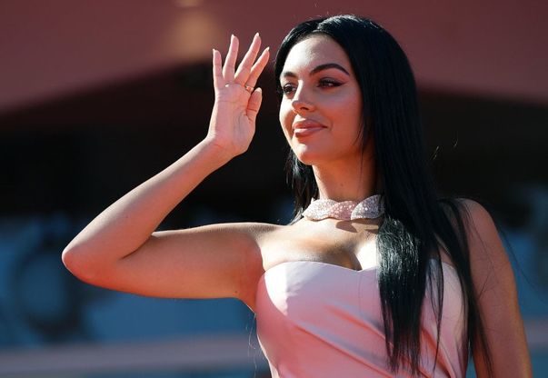 Venezia 77. Georgina Rodriguez, red carpet sotto il sole per la fidanzata di Ronaldo 
