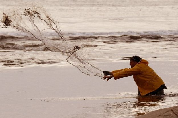Acrobazie con le reti, pescatori al tramonto sul litorale domitio