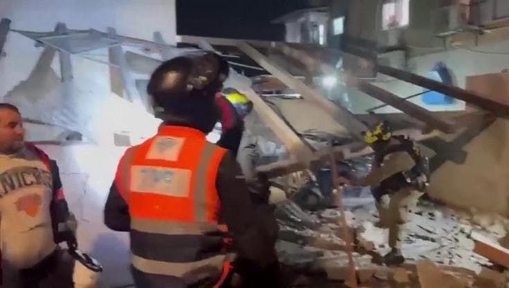 Tel Aviv, colpito il sobborgo orientale Ramat Gan: i soccorritori scavano tra le macerie