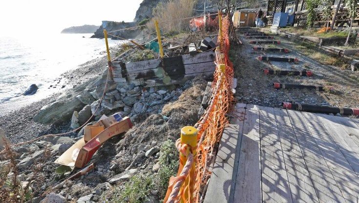 L’ultima spiaggia: così mare e incuria stanno divorando le coste italiane