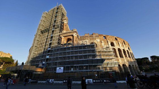 Roma, il Colosseo torna 'libero': ponteggi via dopo 3 anni 
