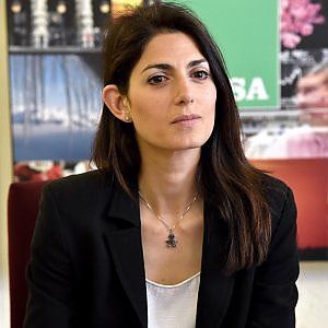 Roma, Raggi: "Utilizzare moneta complementare e baratto parziale" Il Pd attacca: "Ridicolo"