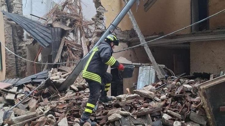 Crolla dopo un’esplosione la canonica della pieve di San Giorgio a Savigno. Due i feriti, uno grave