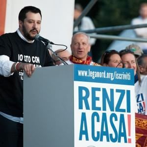 Salvini in piazza a Roma: "Renzi servo sciocco"