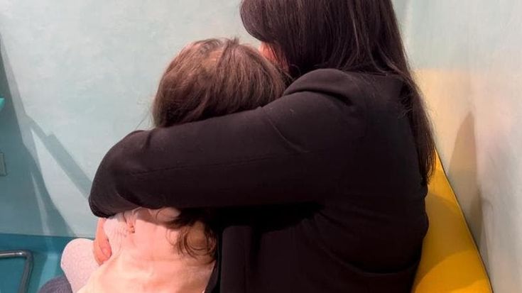 Carola, volontaria al Gaslini, sceglie di diventare mamma adottiva di una bimba malata lasciata in ospedale