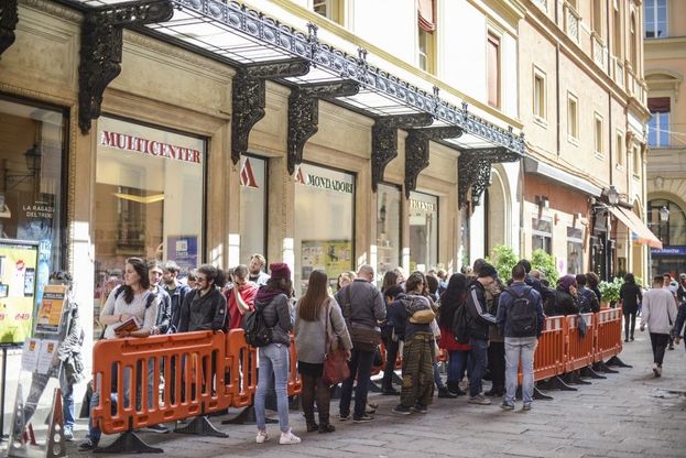 Bologna, in coda alla libreria Mondadori per Zerocalcare
