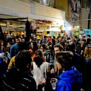 Coronavirus, giovani positivi a Latina: chiusi una pizzeria, un bar e una discoteca 