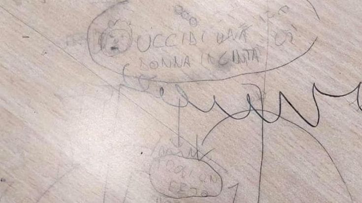 “Uccidi una donna incinta”. Disegno shock su un banco del liceo Newton: la denuncia degli studenti