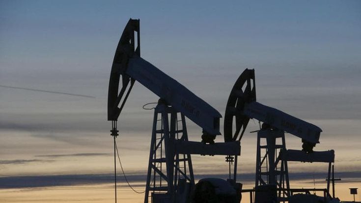 Carburanti, prodotti più cari e tassi in rialzo: perché il petrolio a 100 dollari è un problema