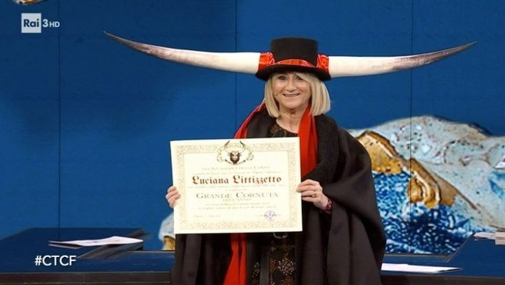 Luciana Littizzetto  è la "gran cornuta dell'anno": l'annuncio in diretta da Fabio Fazio del riconoscimento del Carnevale di Putignano 