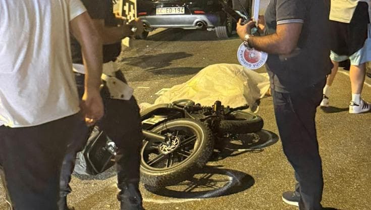 Napoli, doppio incidente su via Marina: ciclista muore investito da una moto, auto contro una palma