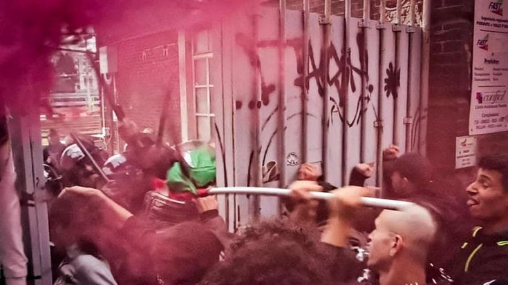 Un migliaio di studenti al “no Meloni day”. Tensioni con la polizia, due identificati e nove feriti