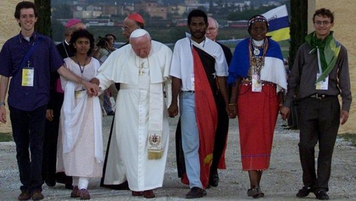 Sfida tra cattolici: Ciani mano nella mano con Wojtyla. Bonetti orgoglio scout