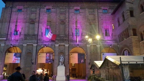Parma, il municipio in rosa per la campagna Lilt 