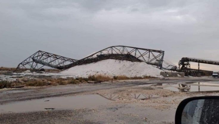 Maltempo, allagamenti a  Margherita di Savoia: crolla il nastro trasportatore del sale. Allerta temporali in Puglia