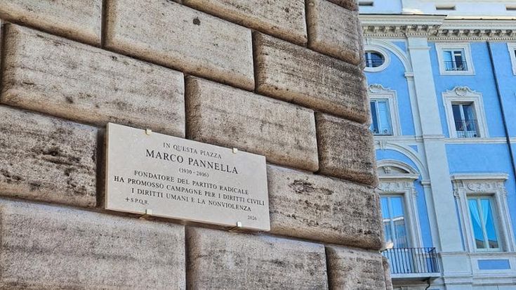 Pannella e la targa che i condomini non volevano: inaugurata sul muro di Palazzo Braschi